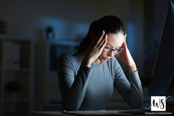 Gestione dello Stress Treviso - Donna Stanca con le Mani alle Tempie